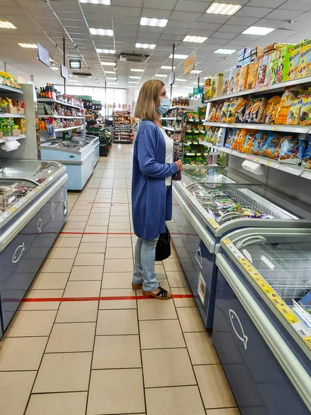 Une Femme Portant Masque Médical Fait Ses Courses Supermarché Prévention Photo De Stock