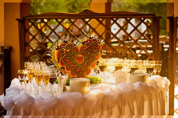 Geserveerd en versierde tafel — Stockfoto