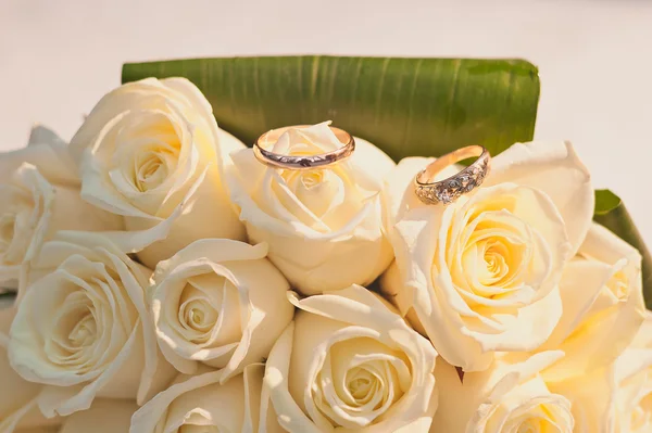 Bridal bouquet and wedding rings — Stock Photo, Image