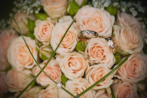 Ramo de novia y anillos de boda —  Fotos de Stock