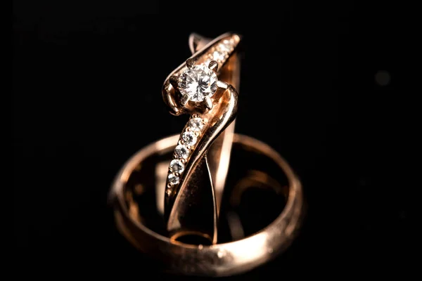 Guld Ringar Diamant Ring Svart Bakgrund — Stockfoto