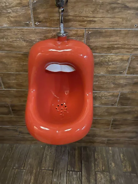 Czerwony Pisuar Męskiej Toalecie — Zdjęcie stockowe