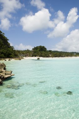 Su, Boracay Adası kayalarda ile plaj