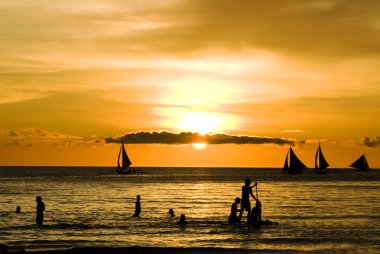 günbatımı ve yelkenli tekneler beyaz Beach boracay Filipinler