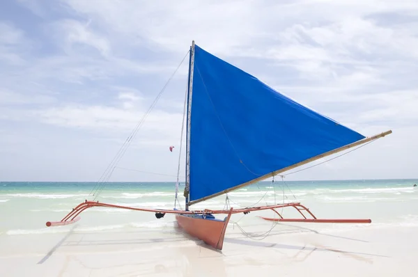 필리핀 보라 카이 해변에 전통적인 범선 — 스톡 사진