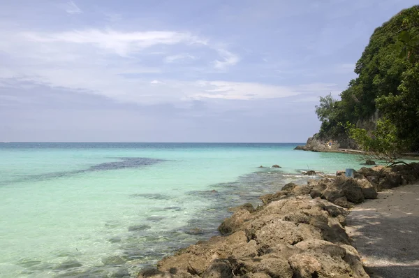 Tengerparti sziklák a víz, Boracay island — Stock Fotó