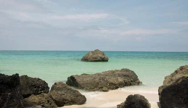 Playa con rocas en el agua, Isla Boracay —  Fotos de Stock