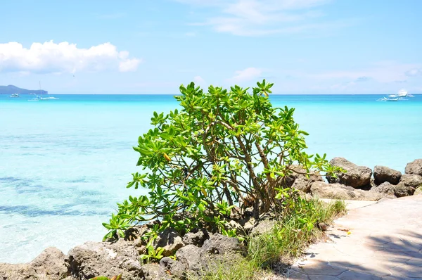 Praia com rochas na água, ilha de Boracay — Fotografia de Stock