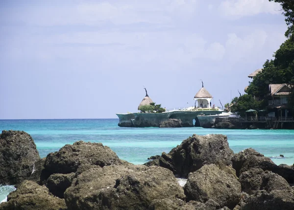Pláž s kameny ve vodě, Boracay island — Stock fotografie