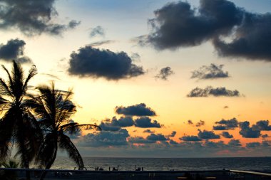 Kartagena, Kolombiya yakınlarındaki Karayipler 'de günbatımının son rengine birden fazla kez maruz kalma..