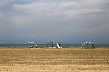 Adamın biri sabahın erken saatlerinde Kolombiya, Cartagena yakınlarındaki ıssız bir Karayip sahilinde yemek arabasını itiyor..
