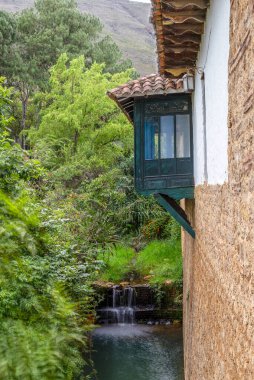 Orta Kolombiya 'nın And Dağları' ndaki sömürge kasabası Villa de Leyva 'nın üzerinde İspanyol tarzı bir balkon asılı duruyor..