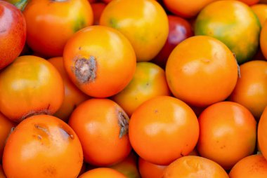 Bir yığın naranjilla. Orta Kolombiya 'nın And Dağları' ndaki sömürge kasabası Villa de Leyva 'nın yerel geleneksel pazarında çekilmiş..