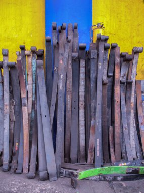 Bir grup yaprak renkli bir duvara karşı yaylanıyor, karmaşık bir oto tamir atölyesinde bazıları Kolombiya 'nın Bgota şehrindeydi..