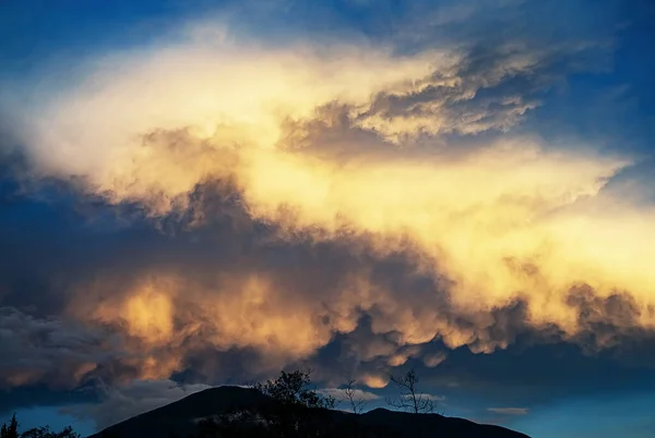 Fotografia Uma Formação Particular Nuvens Topo Montanha Iguaque Pôr Sol — Fotografia de Stock