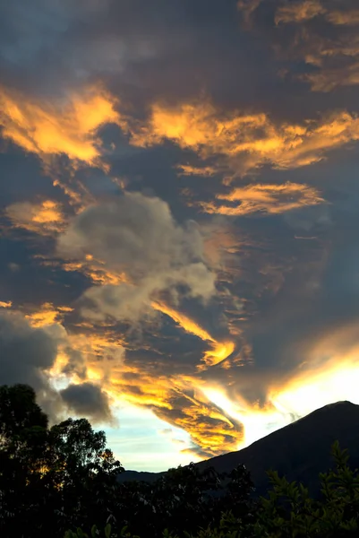 Very Early Morning Sun Cast Its Light Cloudy Sky Producing — Stock Photo, Image