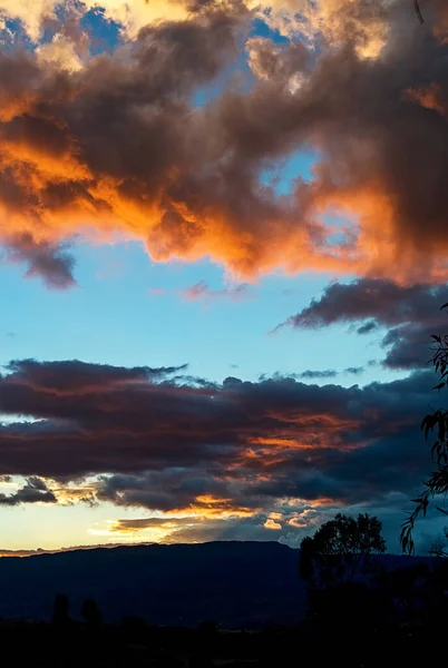 Die Letzten Sonnenstrahlen Füllen Die Wolken Ende Des Sonnenuntergangs Über — Stockfoto