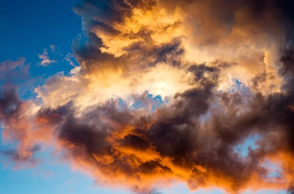 Fotografia Detalhada Algumas Nuvens Coloridas Pôr Sol Sobre Céu Villa — Fotografia de Stock