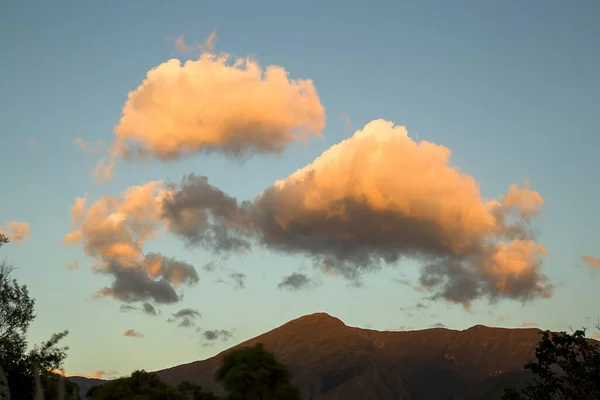 Множественное Воздействие Шерстяных Облаков Плавающих Вершине Горы Игуаке Недалеко Колониального — стоковое фото
