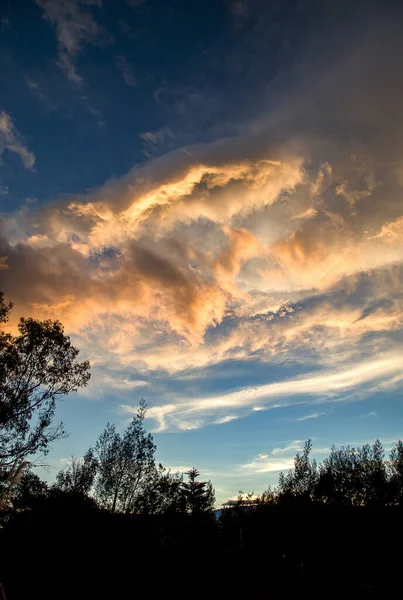 Mehrfachbelichtung Einer Gruppe Gelber Wolken Die Mit Dem Sonnenuntergang Der — Stockfoto