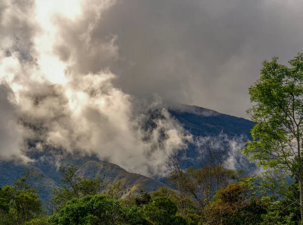 哥伦比亚安第斯山脉中部地区Iguaque山顶滚落的云彩多次曝光 — 图库照片