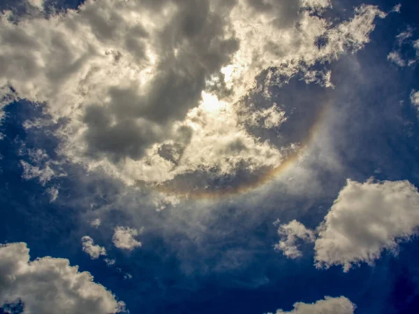 Uma Parte Halo Solar Mostra Nuvens Meio Dia Sobre Montanhas — Fotografia de Stock