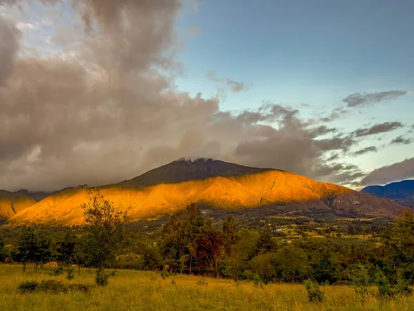 Los Rayos Luz Anaranjados Del Atardecer Atraviesan Las Nubes Proyectando — Foto de Stock