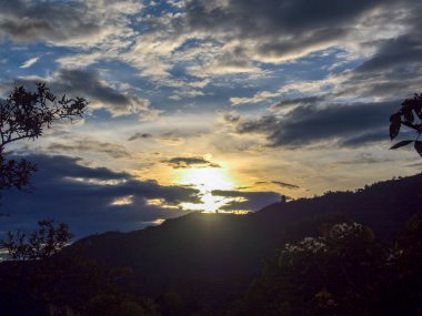 Güneş doğmadan dakikalar önce Kolombiya 'nın And Dağları' nın arkasında saklanıyor..