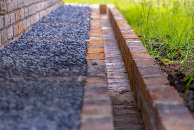Tuğla ve çakıldan yapılmış bir kır evinin etrafındaki bir drenaj sisteminin fotoğrafları. Orta Kolombiya 'nın And Dağları' nda yakalandılar..