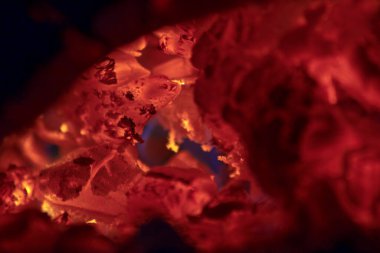 Şöminedeki bazı közlerin makro fotoğrafları, Orta Kolombiya 'nın And Dağları' nda çekildi..