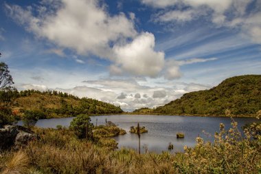 Orta Kolombiya 'nın And Dağları' ndaki Teatinos Paramo 'da doğal bir göl olan Laguna Verde' nin panoramik manzarası..
