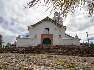 Boyaca Bölgesi 'nin bir parçası olan Orta Boyaca Eyaleti' ndeki Chiquiza kolonisi yakınlarındaki bir tarlada bir adam uyuyor..