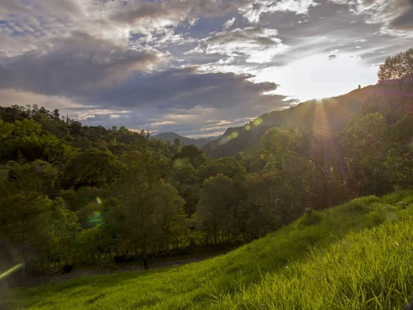 Rayos Sol Proyectados Sobre Las Montañas Andinas Del Centro Colombia —  Fotos de Stock