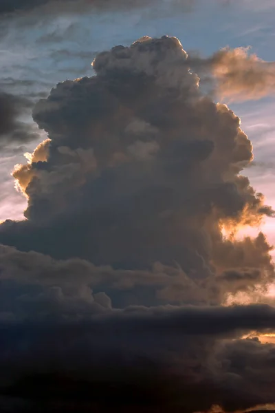 Uma Nuvem Cumulus Muito Densa Maciça Pôr Sol Capturado Acima — Fotografia de Stock