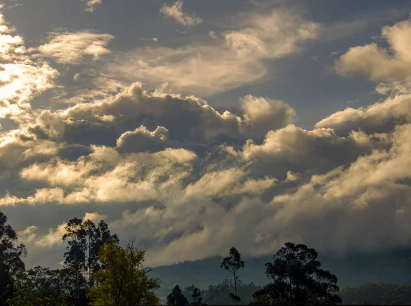 Bedeckter Himmel Bei Sonnenuntergang Über Den Andenbergen Zentralkolumbiens Und Einigen — Stockfoto