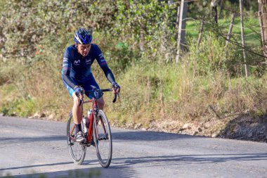 Villa de Leyva, Boyaca, Kolombiya - 1 Aralık 2019: Nairo Quintana ve Egan Bernal 'ın katıldığı Gran Fondo Nairo Quintana bisiklet yarışının gelişimi sırasında her yaştan erkek ve kadınlar bisiklete biniyor.