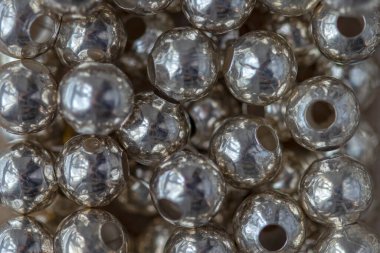 Gümüş metal boncuk yığınının makro fotoğrafçılığı