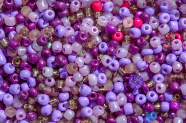 Mücevher ve aksesuar üretiminde kullanılan değişik şekillerde renkli boncukların makro fotoğrafları..