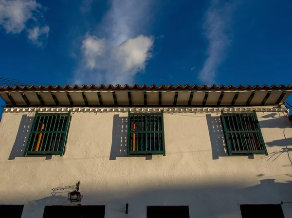 Fény Naplemente Egy Fehér Fal Ablakok Egy Ház Gyarmati Város — Stock Fotó