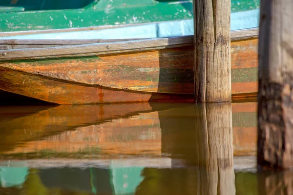 哥伦比亚中部博亚卡省Gachantiva镇附近落日时分捕获的一些旧船和在Las Color Adas泻湖水面上的木制哨所 — 图库照片