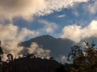 Kolombiya 'nın merkez And Dağları sabah alçak bulutlarla kaplı, sömürge şehri Villa de Leyva yakınlarında..