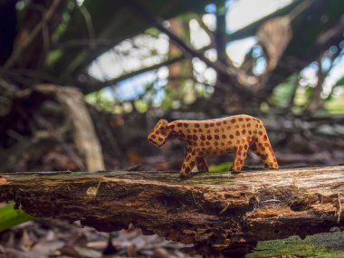 Kolombiya 'nın sömürge kasabası Villa de Leyva yakınlarındaki bir ormanda gün batımında doğal ortamlarda çekilmiş el yapımı ahşap hayvan figürleri..