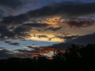 Kolombiya 'nın orta kesimindeki And Dağları' nda renkli bir günbatımı. Boyaca Bölümü 'ndeki Villa de Leyva kolonisi yakınlarında..