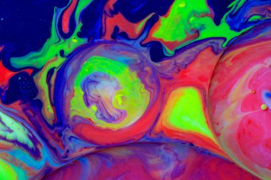 Bazı sıvılardaki renkli baloncukların makro fotoğrafçılığı bir resimde sonsuzlaştırılmış canlı ve kısa süreli mikro dünyalar üretiyor..