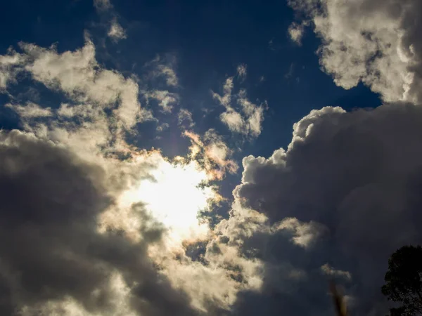 密度の高い雲は ヴィラ レイヴァの植民地時代の町の近くにコロンビアの中央アンデス山脈の上に太陽をカバーし始めます — ストック写真