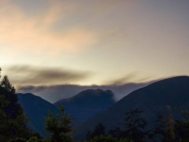 Şafak vakti sömürge şehri Villa de Leyva yakınlarındaki Kolombiya 'nın merkez And Dağları' nın manzarasının birden fazla görüntüsü..
