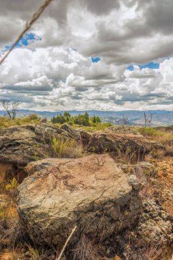 Çöl zemininin taş oluşumu ve erozyonu; Orta Kolombiya 'nın orta kesimindeki La Candelaria çölünde, doğu Andean dağlarında, Raquira kasabası yakınlarındaki manzara görüntüsü..