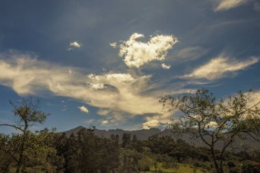 Iguaque doğal rezerv dağlarının üzerindeki bulutlar ve sabahın ışığı altındaki ormanlar Orta Kolombiya 'nın doğu Andean dağları..