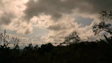 Güneş, Kolombiya 'nın orta kesimindeki doğu Andean dağlarının batısında, Iguaque doğal rezervi yakınlarından görülebilen, fırtınalı bulutların ardında batıyor..