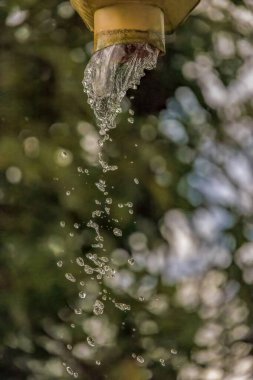 Orta Kolombiya 'nın doğu Andean dağlarında, Iguaque doğal rezervi yakınlarındaki bir ev çiftliğinde yağmur suyunun yüksek hızda düşüşünün görüntüsü..